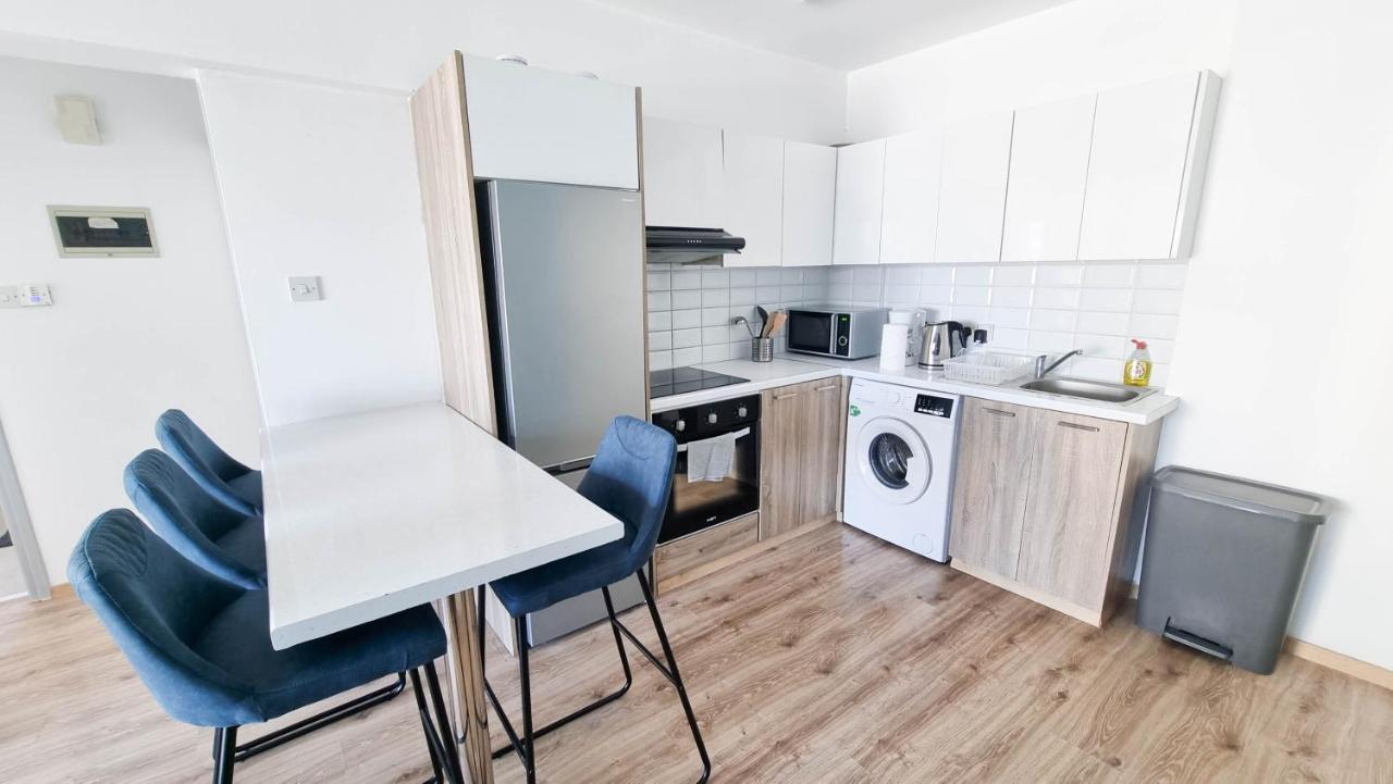 Modern Retreat: 2Br Stylish Apt With Comfy Rooms! Smart Tv With 200Mbps Internet 라르나카 외부 사진